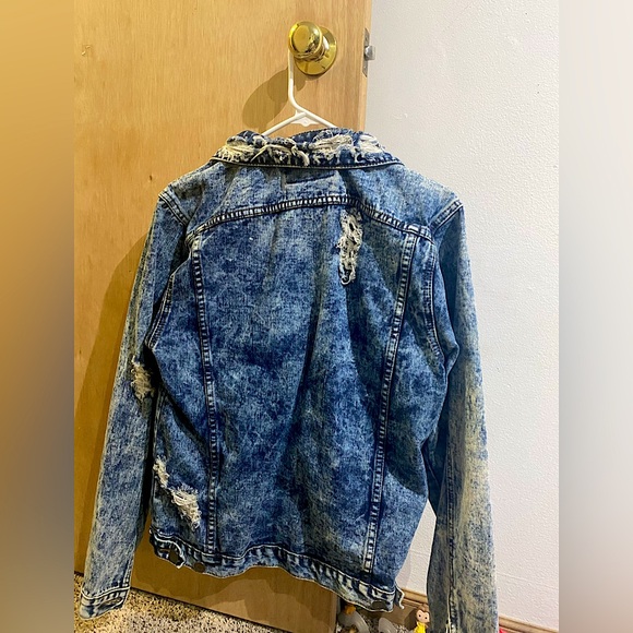 Carbon- Jean Jacket size Medium worn only a few times. Basicallyy brand new. - Picture 6 of 9
